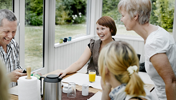 family-enjoying-breakfast-together-on-back-porch-deciding-what-to-eat-after-stoma-surgery